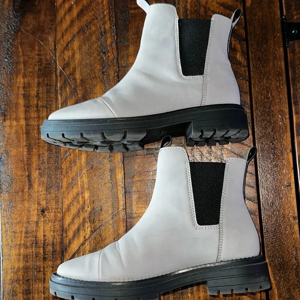 UEC TOMS Women's Skylar Chelsea boots Sz 7.5